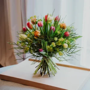 Fröhlicher Tulpenstrauß